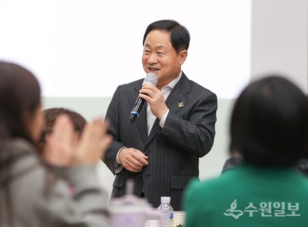 주광덕 남양주시장이 ‘2025년 마을공동체 역량강화교육(심화편)’에서 격려사를 하고 있다. (사진=남양주시)