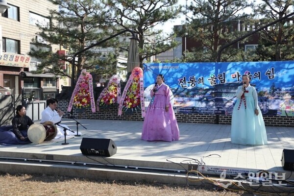 박승순 한국경기소리보존회 수원지부장(사진 왼쪽)과 김형희씨의 공연. (사진=한국경기소리보존회 수원지부)