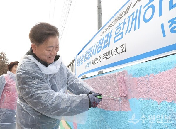 박승원 시장이 광명6동 주민자치회가 추진 중인 '목감천 옹벽 벽화 재정비' 사업에 동참하고 있다. (사진=광명시)
