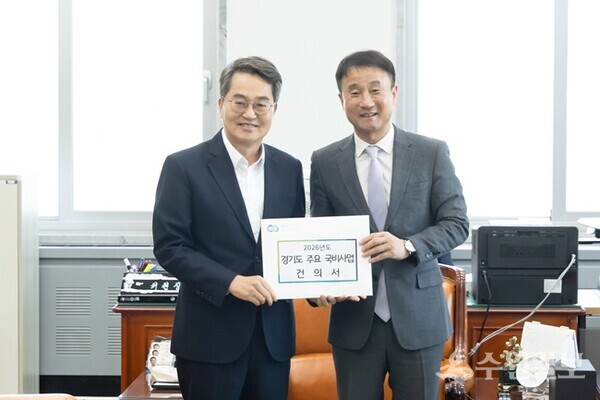김동연 경기도지사(왼쪽)가 17일 한병도 국회 예산결산특별위원회 위원장을 만나 '2026년도 경기도 주요 국비사업' 건의서를 전달한 뒤 기념촬영을 하고 있다. (사진=경기도)