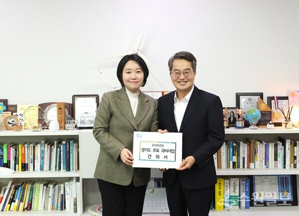 김동연 경기도지사가 17일 이소영 예결위 간사를 만나 2026년도 경기도 주요 국비사업 지원을 요청한 뒤 기념촬영을 하고 있다. (사진=경기도)