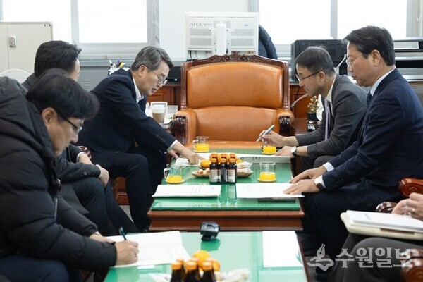 김동연 경기도지사가 17일 국회 한병도 국회 예산결산특별위원회 위원장에게 2026년도 경기도 핵심 국비사업에 대한 설명을 하고 있다. (사진=경기도)