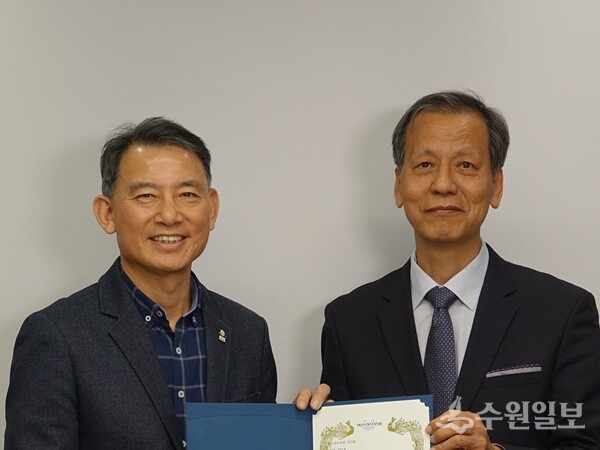 최현덕 전 남양주 부시장(왼쪽)이 서쌍원 혁신리더포럼 중앙회장으로부터 남양주혁신리더포럼 상임대표 위촉장을 받은 뒤 기념촬영을 하고 있다. (사진=남양주시)