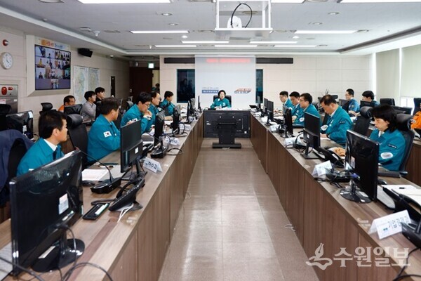 김경희 이천시장(정면)이 간부회의를 주재하며 재난 예방 사업 및 재난상황을 수시로 점검하고 있다. (사진=이천시)