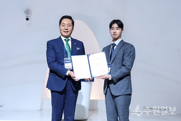 구재이 회장(왼쪽)이 62기 동기회장으로 선출된 박지완 수습세무사와 기념촬영을 하고 있다. (사진=한국세무사회)