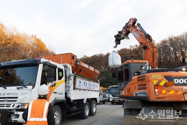 설해 대책 합동 현장대응 훈련을 하는 모습. (사진=수원시)