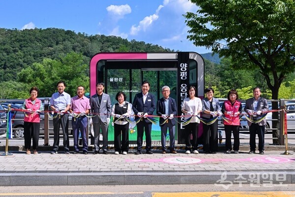 전진선 양평군수(가운데)가 관내 용담리 옹달샘에서 관계자들과 함께 개방 커팅식을 갖고 있. 다(사진=양평군)