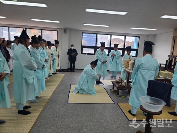 박승인 대종중 기획종재자문위원장 집의공파 회장이 잔을 올리고 있다. (사진=반남박씨 신계공파)