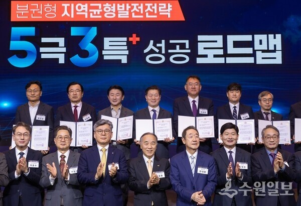 박승원 광명시장(사진 뒷줄 가운데)이 20일 오전 서울 중구 소공동 롯데호텔에서 열린 ‘2025 매일경제TV 혁신성장포럼’에서 ‘대한민국 100대 지역투자유망사업’ 인증서를 받은 뒤 기념촬영을 하고 있다. (사진=광명시)