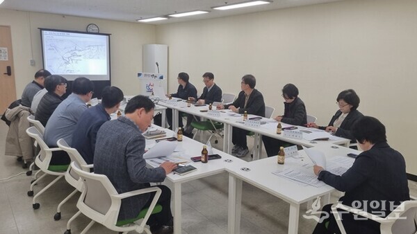 서혜원 안양시 환경국장(오른쪽)이 노후한 열수송관 파열 사고의 재발을 막기 위한 대책회의를 주재하고 있다. (사진=안양시)