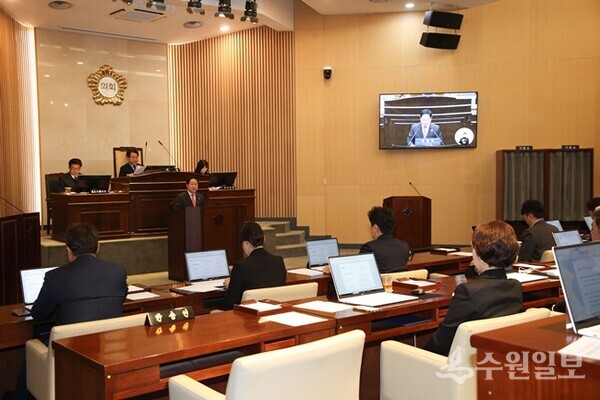 주광덕 시장이 시의회에서 2026년 본예산과 관련해 조목조목 설명을 하고 있다. (사진=남양주시) 