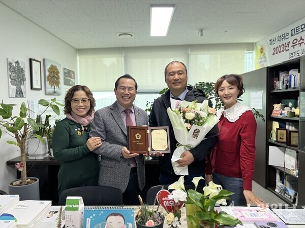 표창 수상 후 (왼쪽부터) 김경미 국가유산지킴이, 이오수 경기도의원, 김희태 소장 등 관계자들이 기념 촬영을 하고 있다. (사진=김희태)