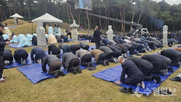 전남 나주시 반남면 홍덕리 반남박씨 시조묘역에서 종원들이 경건한 마음으로 제례봉행을 하고 있다. (사진=반남박씨 대종중)