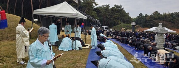 전남 나주시 반남면 홍덕리 호장공 시조묘역에서 오창공파 종부가 당하집례를 하고 있다. (사진=반남박씨 대종중)
