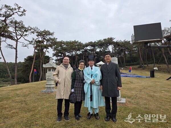 (왼쪽부터) 박성일 반남박씨 대종중 홍보교육자문위원, 박근령 전 육영재단이사장, 박승원 대종중도유사, 박범석 서울동부지방법원장이 기념촬영을 하고 있다. (사진=반남박씨 대종중)