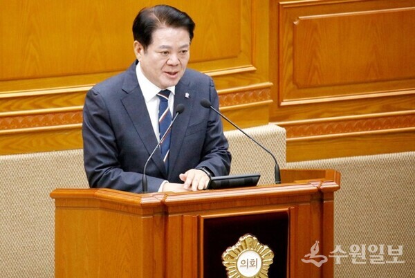 최대호 안양시장이 제307회 안양시의회 제2차 정례회 시정연설에서 2026년 시정 운영 방향에 대해 구체적으로 설명을 하고 있다. (사진=안양시)