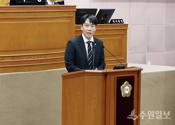 안양시의회 곽동윤 의원이 제307회 정례회 시정질문에서 기후위기 대응과 스마트·AI 행정체계 전환에 대해 시측에 설명을 하고 있다. (사진=안양시의회)