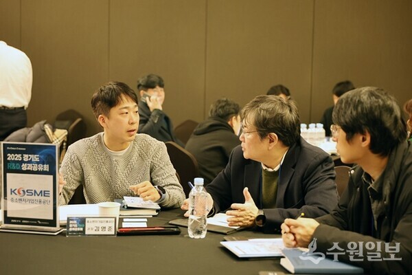 스타트업 관계자가 21일 코트야드 메리어트 수원에서 열린 ‘2025 경기도 R&D 사업 성과공유회’에서 투자상담을 진행하고 있다. (사진=경과원)