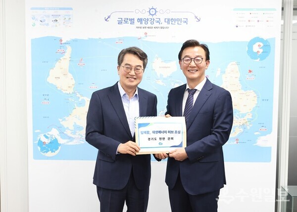 21일 오후 김동연 경기도지사가 전재수 해양수산부 장관에게 평택항, 재생에너지 허브 조성을 위한 경기도 현안을 건의하고 있다. (사진=경기도)