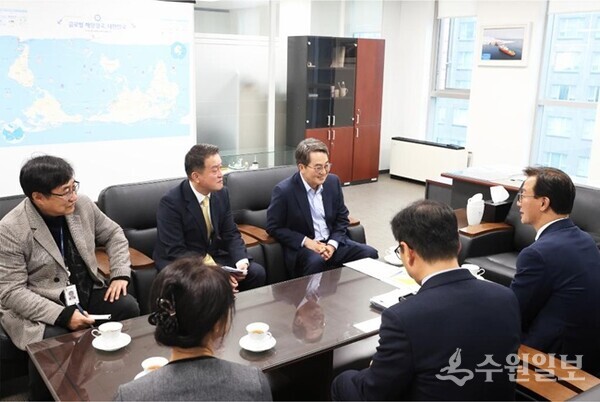 21일 오후 김동연 경기도지사와 전재수 해양수산부 장관이 대화를 나누고 있다. (사진=경기도)