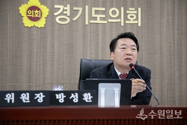 방성환 경기도의회 농정해양위원장이 농정해양위원회 2026년도 본예산안 심의에서 농정예산의 문제점을 일일히 지적하고 있다. (사진=경기도의회)