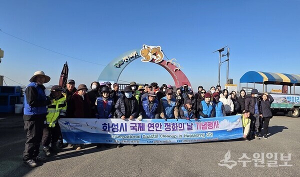 21일 경과원 임직원 20여명이 화성 백미리 해안 일대에서 ‘경기바다 함께해(海)’ 해양정화 활동을 펼친 뒤 기념촬영을 하고 있다. (사진=경과원)