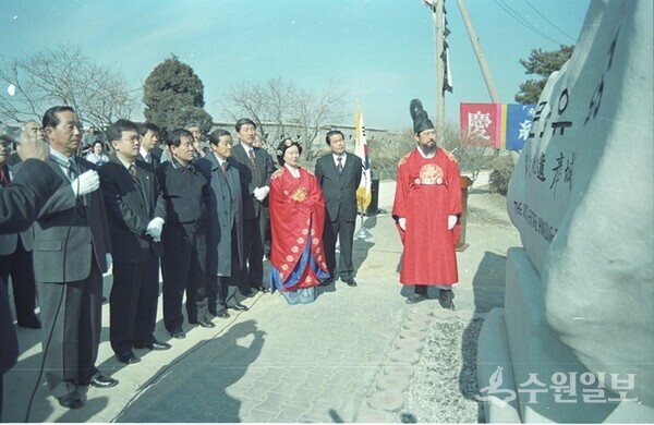 감개무량한 표정으로 유네스코 세계유산 표석을 바라보는 심재덕 시장(왼쪽 첫번째). (사진=이용창 화성연구회 이사)