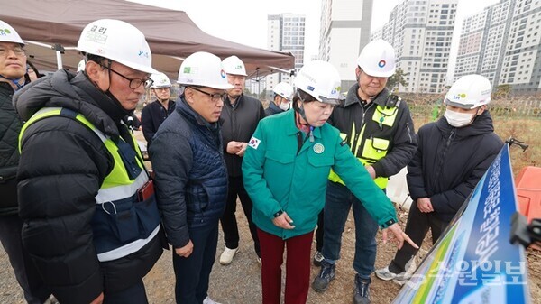 신계용 과천시장(오른쪽 세번째)이 송전탑 철거현장에서 철거상황을 점검하고 있다. (사진=과천시)