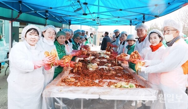 방세환 광주시장(오른쪽 세번째)이 오포1동 새마을지도자협의회‧부녀회 등과 함께 김장김치를 담그고 있다. (사진=광주시)
