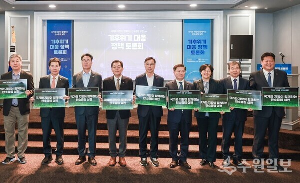 이재준 시장(왼쪽 네번째)과 토론회 참석자들이 함께하고 있다. (사진=수원시)