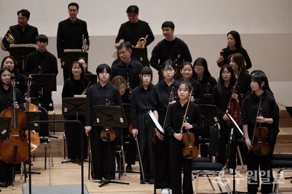 지난 18일 오후 수원시청소년문화센터에서 열린 수원 꿈쟁이오케스트라 정기연주회에서 단원들이 인사하고 있다.(사진=수원시)