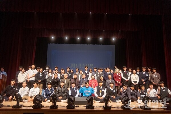 ‘2025년도 하반기 장학생의 날’ 참석자들이 함께하고 있다. (사진=수원시)
