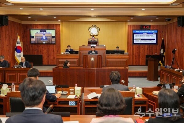 서태원 군수가 가평군의회에서 시정연설을 통해 내년 예산안에 대해 조목조목 설명을 하고 있다. (사진=가평군)