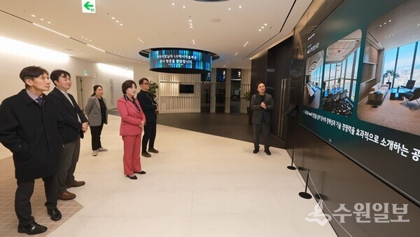 신계용 과천시장과 시 관계자들이 LG에너지솔루션 본사를 방문해 회사 소개를 듣고 있다. (사진=과천시)