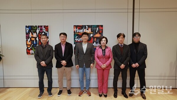 신계용 과천시장(오른쪽 세번째)과 시 관계자들이 LG에너지솔루션 본사를 방문해 LG엔솔 관계자와 기념촬영을 하고 있다. (사진=과천시)