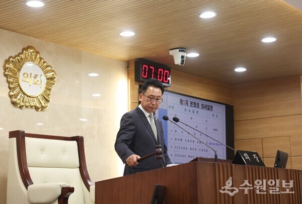 강정구 평택시의회 의장이 26일 제259회 제2차 정례회 제1차 본회의에서 의사봉을 타봉하고 있다. (사진=평택시의회)