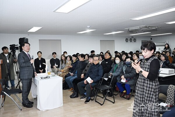 백경현 시장이 수택2동 시민과의 대화를 갖고 있다. (사진=구리시)