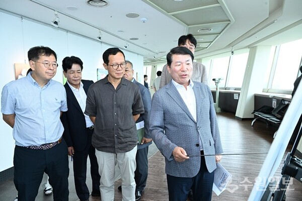 백경현 시장이 토평한강지구 UCP 2차 자문회의 현장답사를 하고 있다. (사진=구리시)