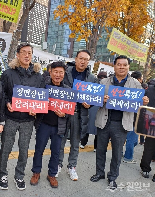 김구영 국민의힘 경기도당 수석 대변인(오른쪽)이 국힘 경기도당 당원들과 함께 하고 있다. (사진=국민의힘 경기도당)