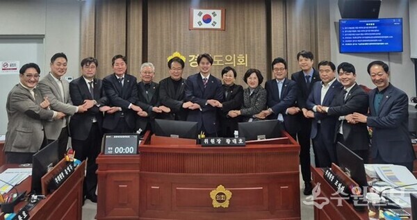 경기도의회 문화체육관광위원회 황대호 위원장(가운데)과 위원들이 상임위원회 예산 심사를 마친 뒤 기념촬영을 하고 있다. (사진=경기도의회)