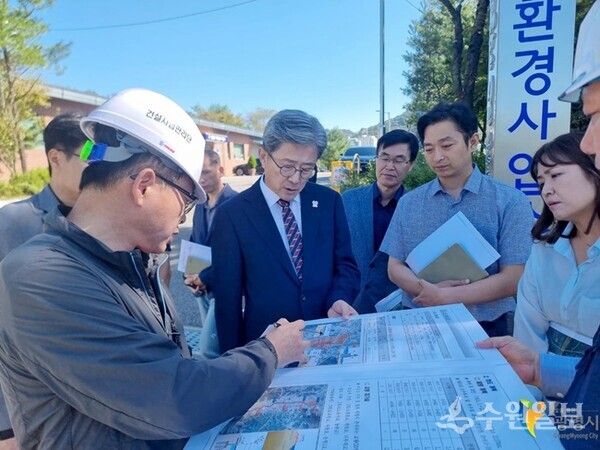 정순욱 부시장(가운데)이 도시개발 현장을 직접 방문해 설계도면과 현장점검을 일일히 파악하고 있다. (사진=광명시)