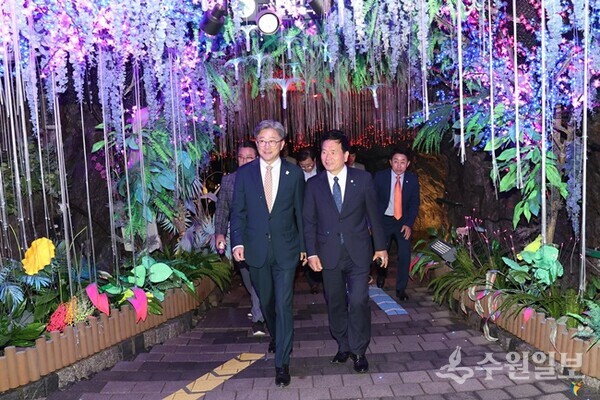 정순욱 부시장(왼쪽)이 현장에 답이 있다는 행정철학을 갖고 현장을 점검 하고 있다. (사진=광명시)