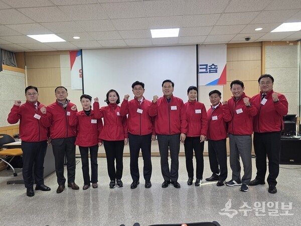 김구영 국힘 경기도당 수석대변인(오른쪽 5번째)이 대변인단 역량강화 워크숍에서 대변인단과 함께 기념촬영을 하고 있다. (사진=국힘 경기도당)