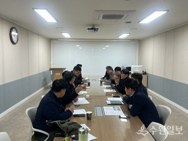 화성특례시가 동탄숲 생태터널 중앙벽체 구조물 균열 발견과 관련한 재난안전대책 상황판단회의를 갖고 있다. (사진=화성시)