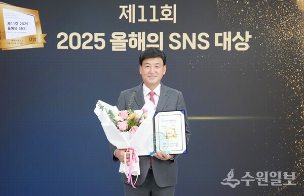 방세환 시장이 ‘제11회 2025 올해의 SNS’ 시상식에서 ‘기초지자체 블로그 부문 대상’을 받고 기념촬영을 하고 있다. (사진=광주시)