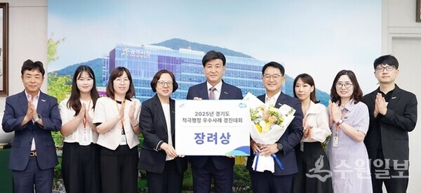 방세환 시장(가운데)이 ‘2025년 경기도 적극행정 우수사례 경진대회’에서 장려상을 수상한 뒤 관계자들과 함께 기념촬영을 하고 있다. (사진=광주시)