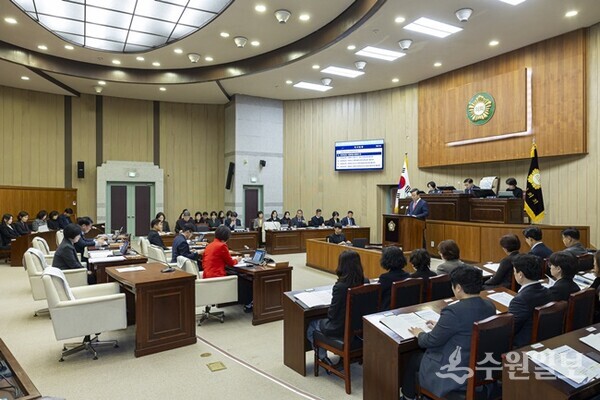 김성제 의왕시장이 1일 의왕시의회 제2차 정례회에서 내년도 시정 방향과 비전을 제시하고 있다. (사진=의왕시)