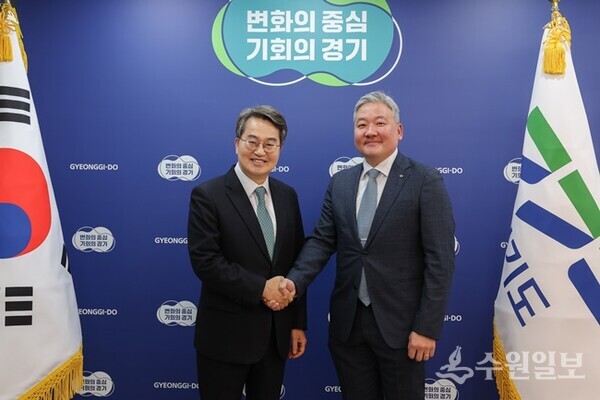 김동연 경기도지사(오른쪽)가 이주옥 WEF 아시아·태평양국장으로부터 다보스포럼 초청장을 전달받은 뒤 기념촬영을 하고 있다. (사진=경기도)