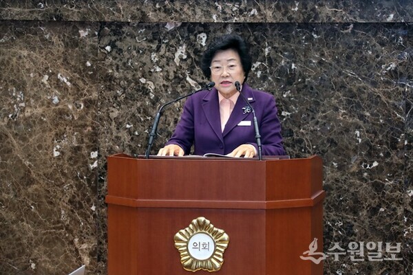 김경희 이천시장이 이천시의회 본회의장에서 '2026년 예산안' 제출에 대한 시정연설을 하고 있다. (사진=이천시)