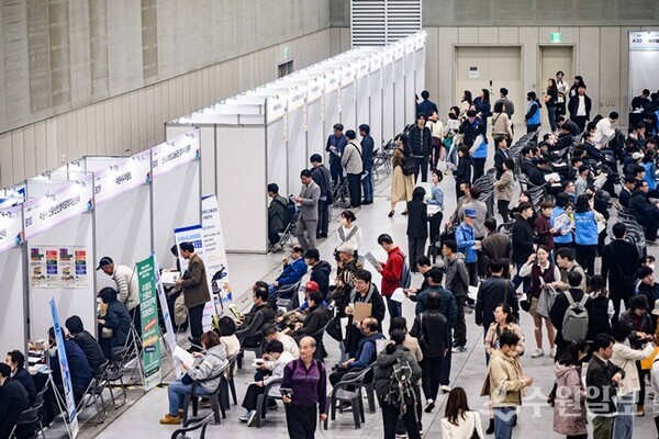 수원컨벤션센터에서 구직자들이 일자리를 찾고 있다.(사진=수원시)